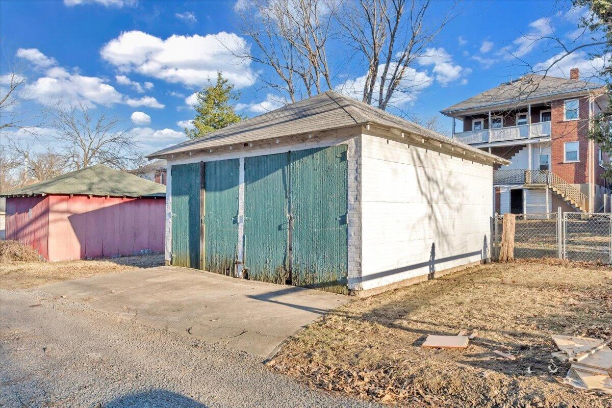 716 Montrose AVE - Photo 41