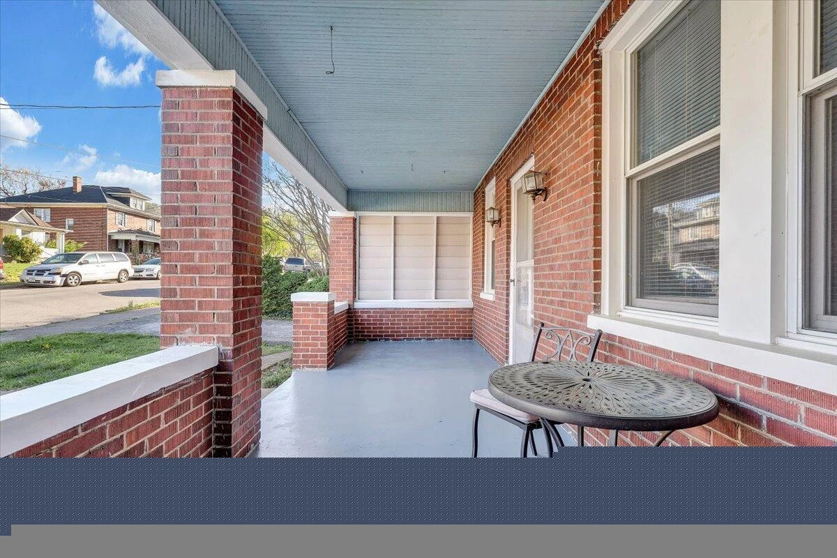 716 Montrose AVE - Photo 5
