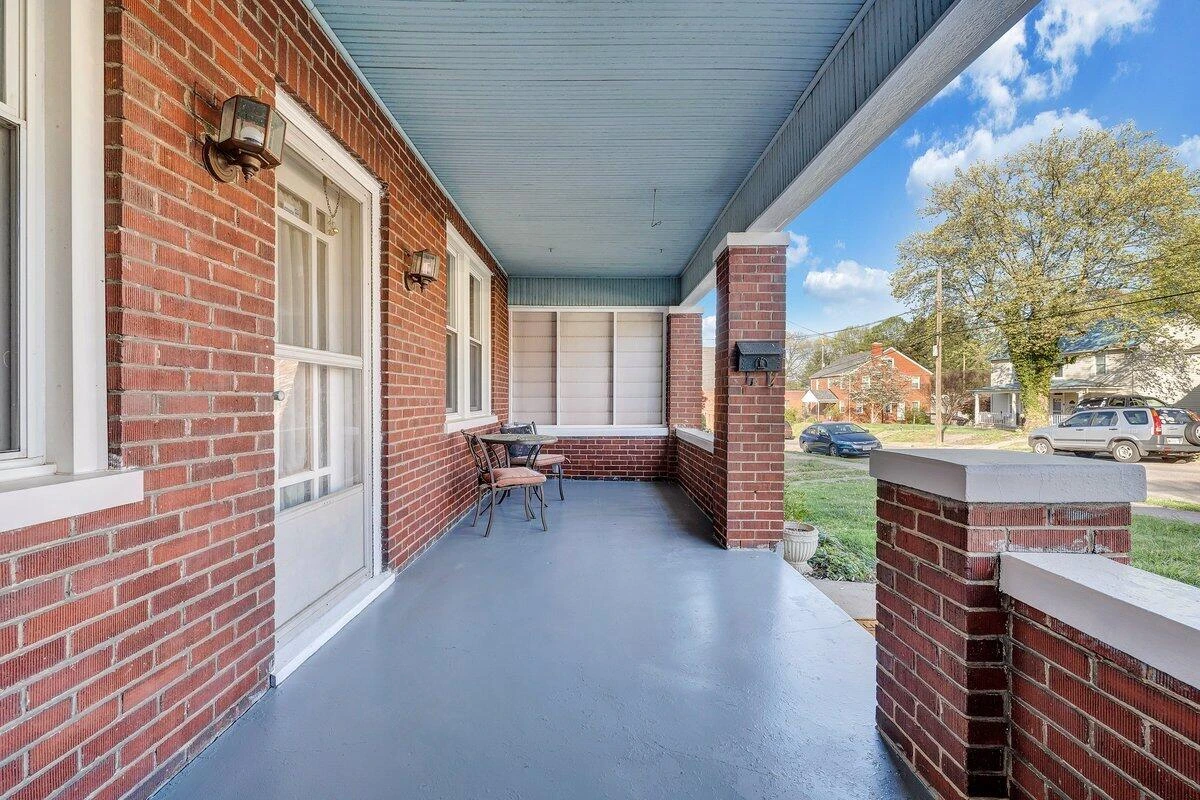 716 Montrose AVE - Photo 6