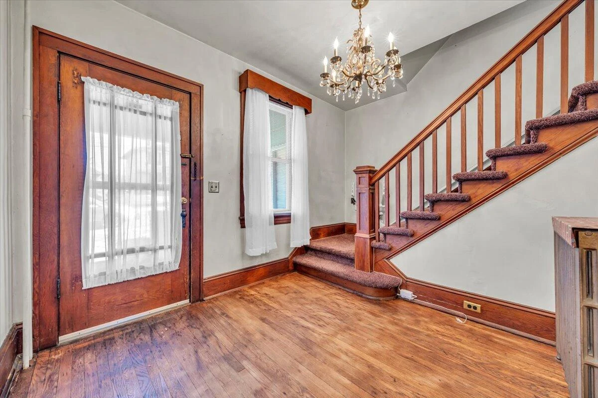 716 Montrose AVE - Photo 8