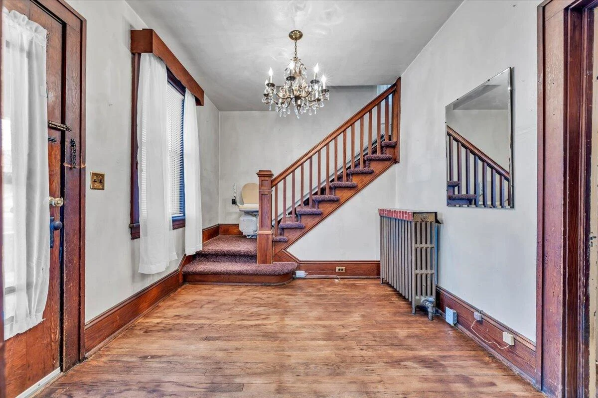 716 Montrose AVE - Photo 9