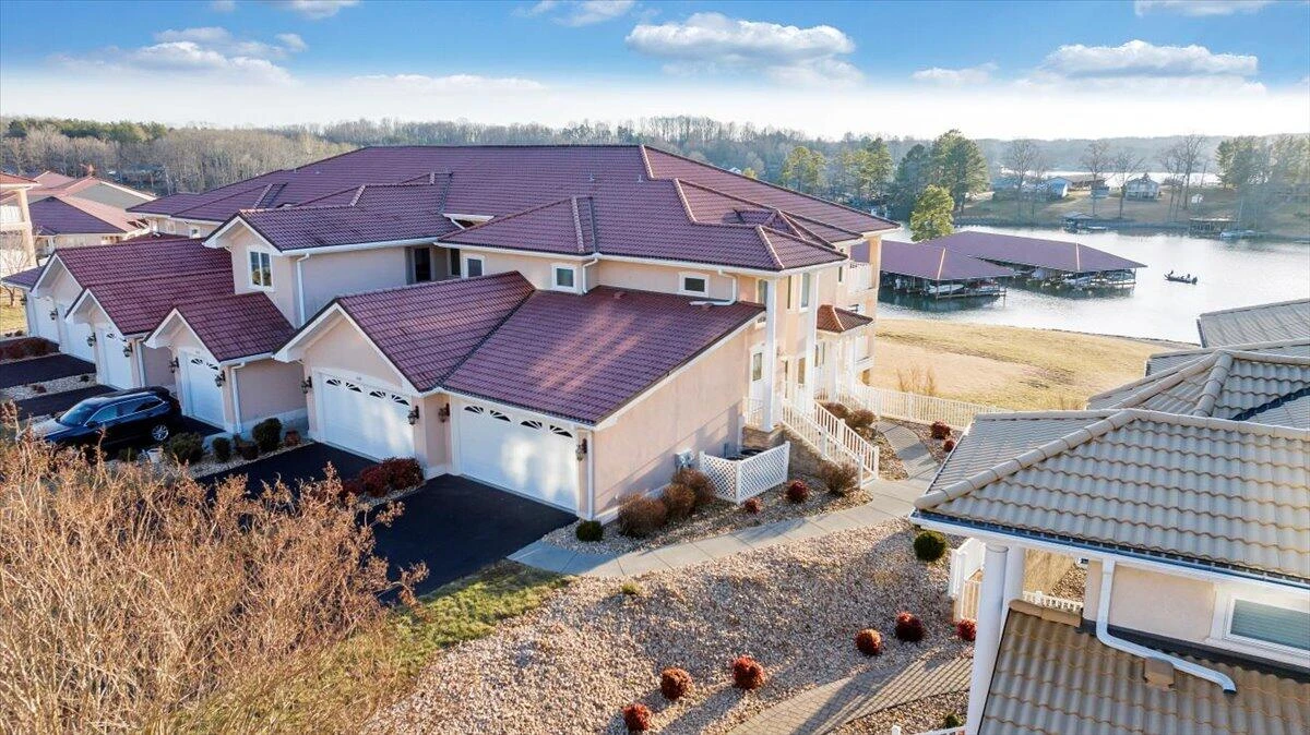 1064 LA CASA CT