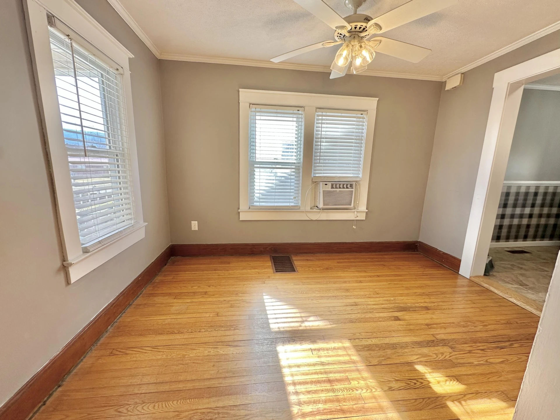 1434 Howard AVE - Photo 10