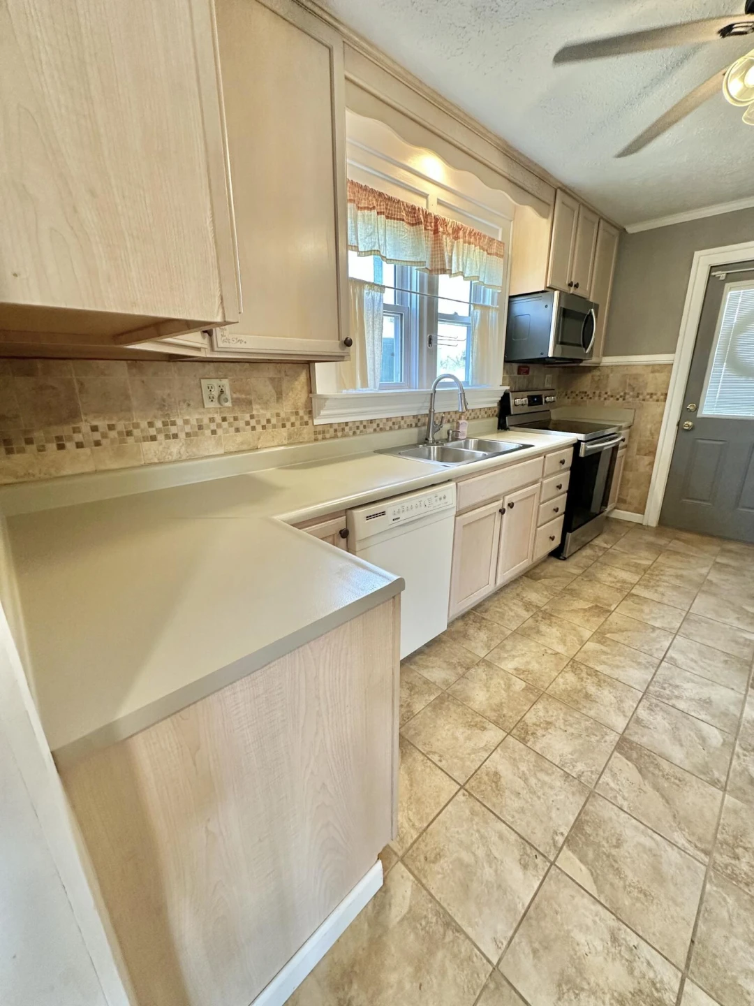 1434 Howard AVE - Photo 14