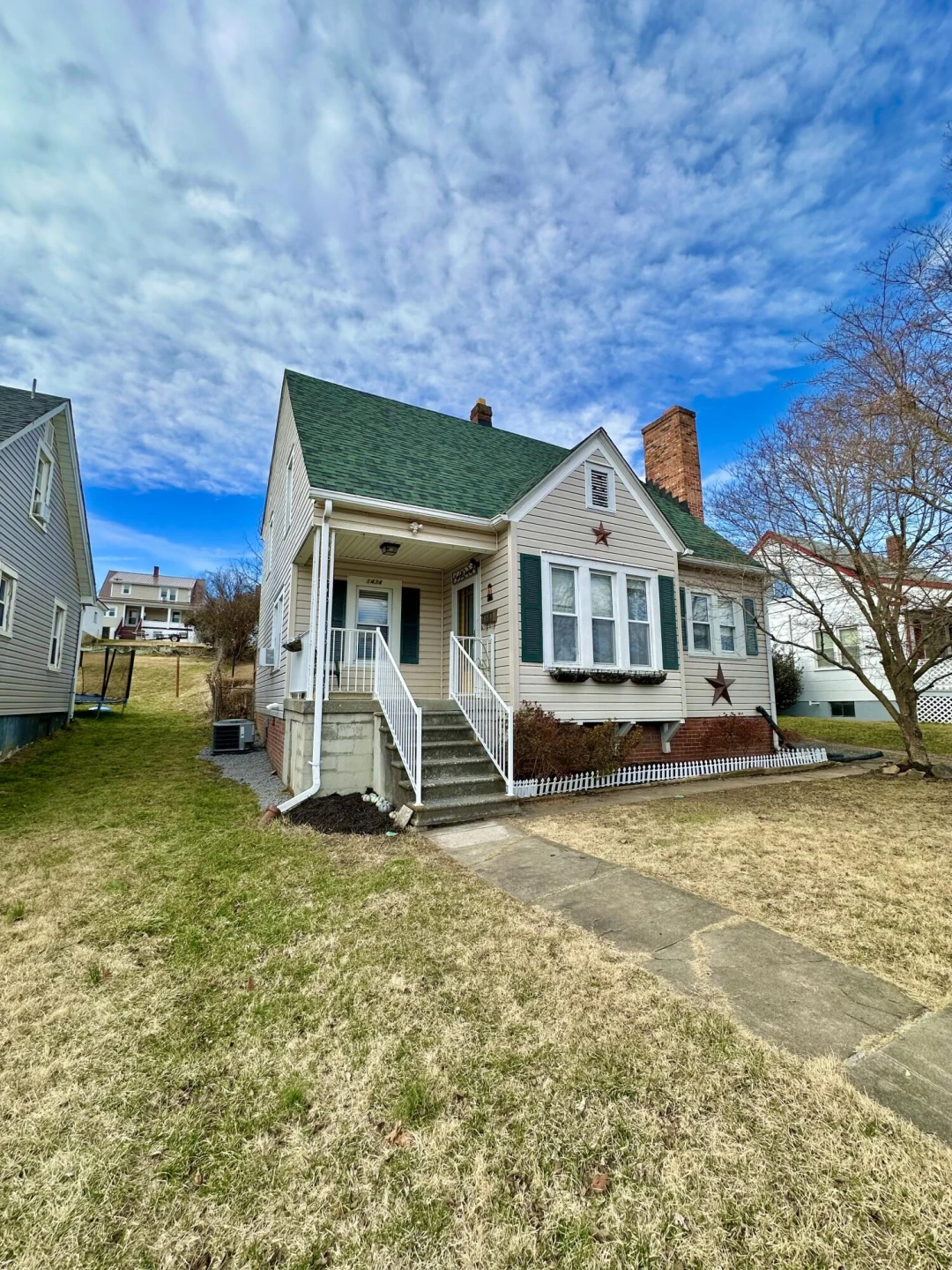 1434 Howard AVE - Photo 3