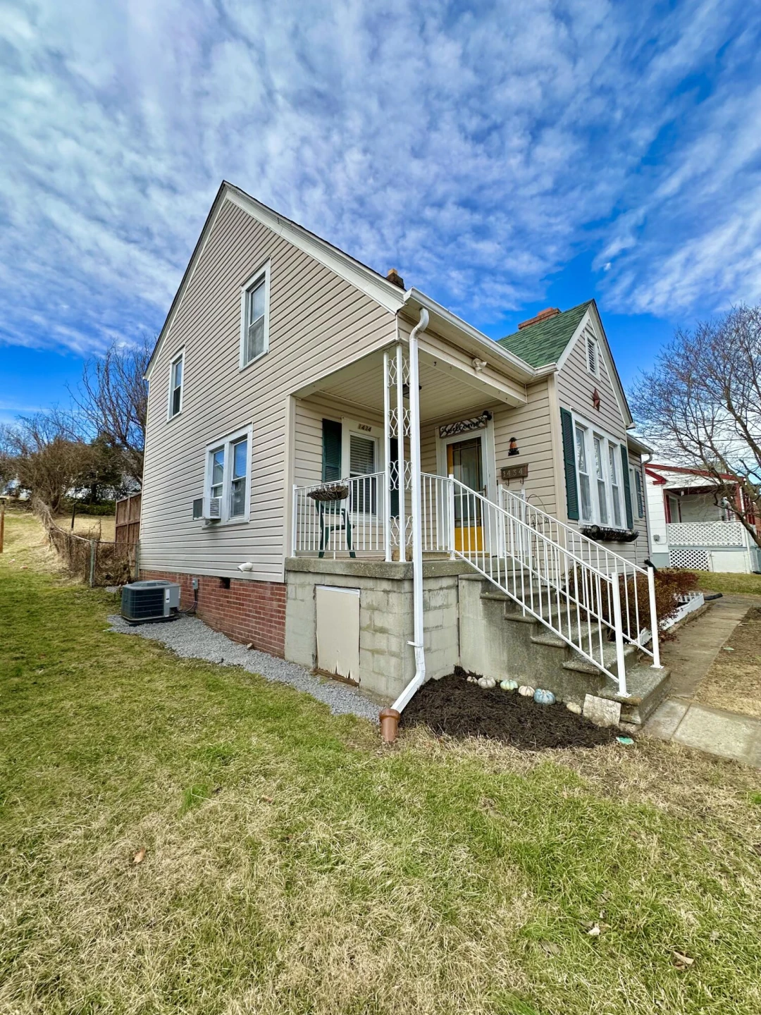 1434 Howard AVE - Photo 4