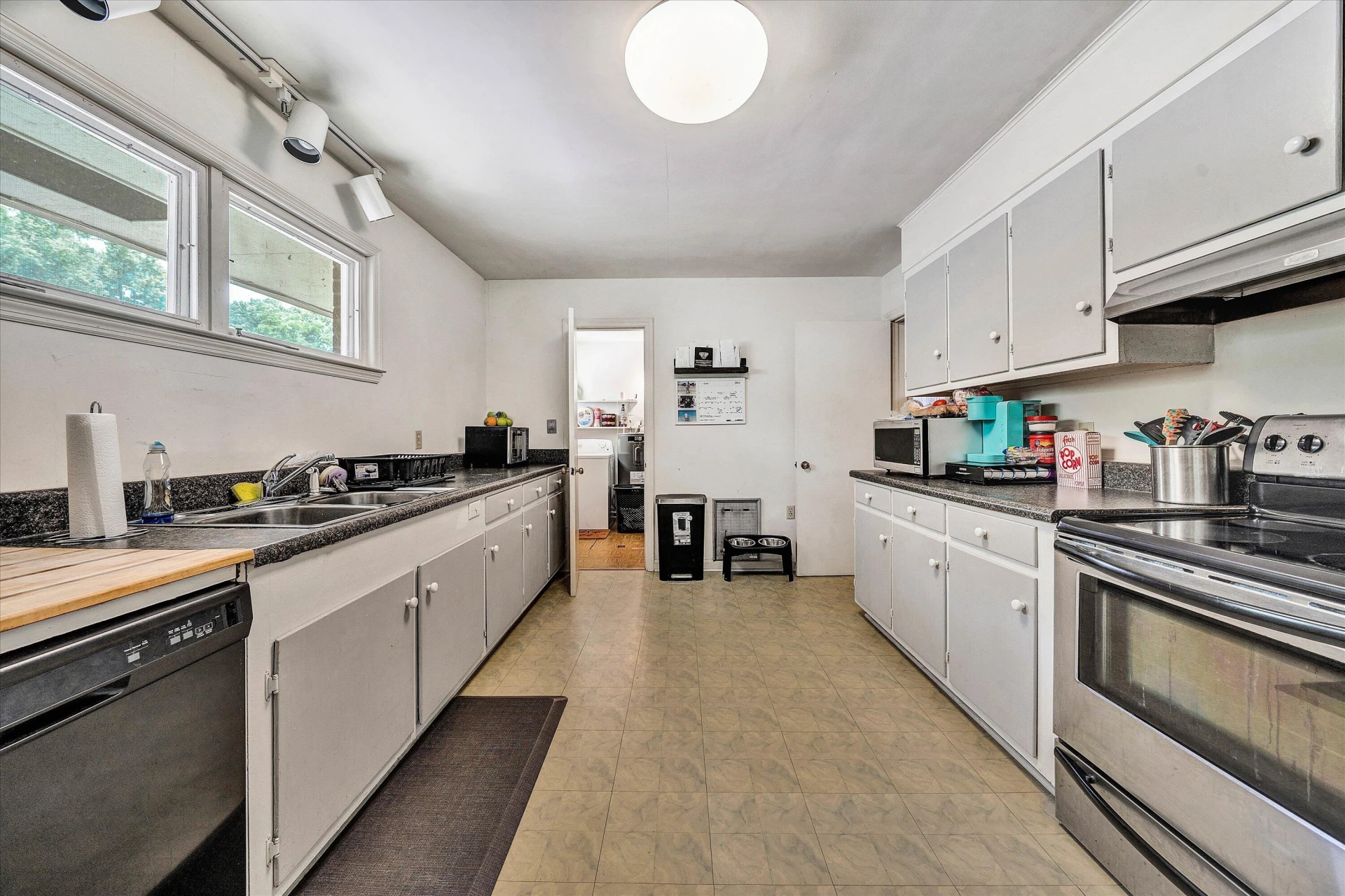 1217 Oakwood ST - Photo 4