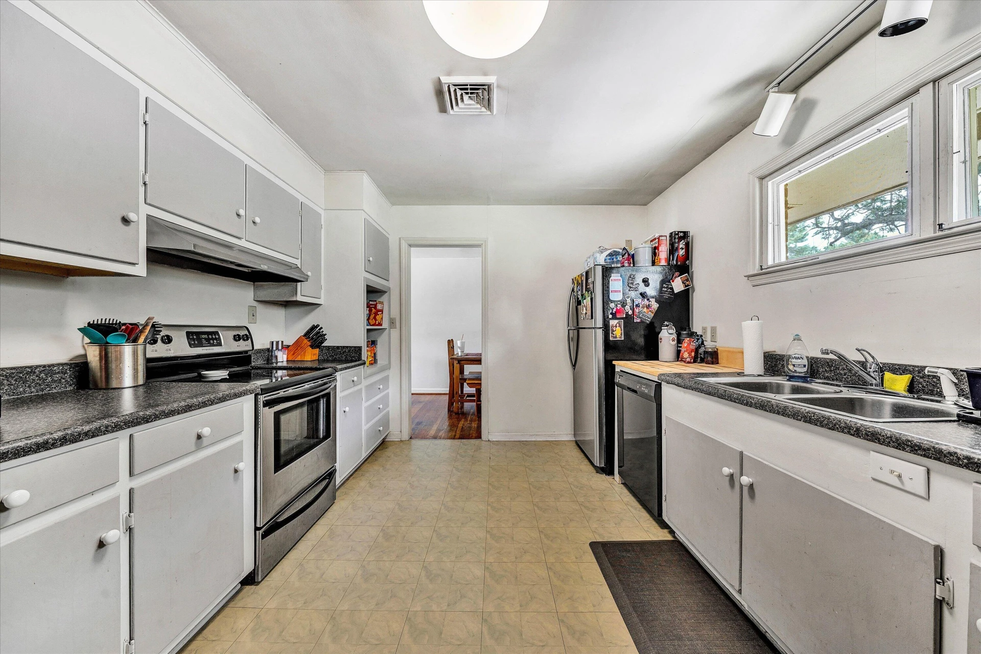 1217 Oakwood ST - Photo 5