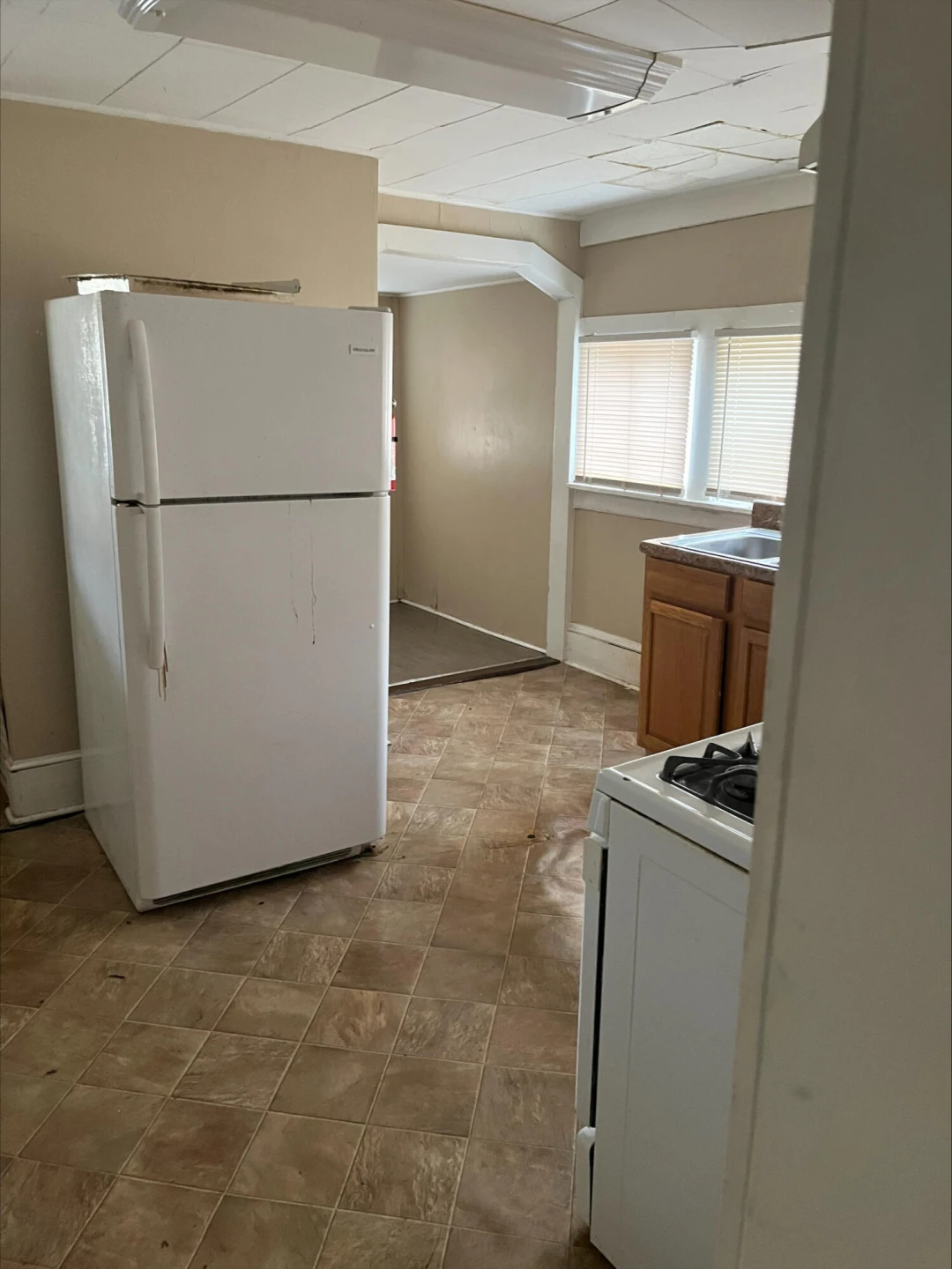1218 Montrose AVE - Photo 4