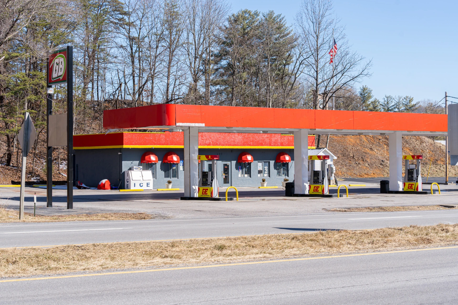 490 Roanoke RD