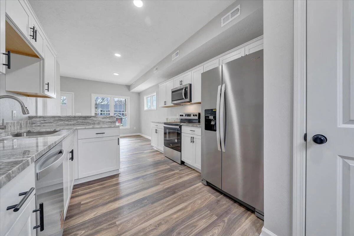 2236 Kenwood BLVD - Photo 8