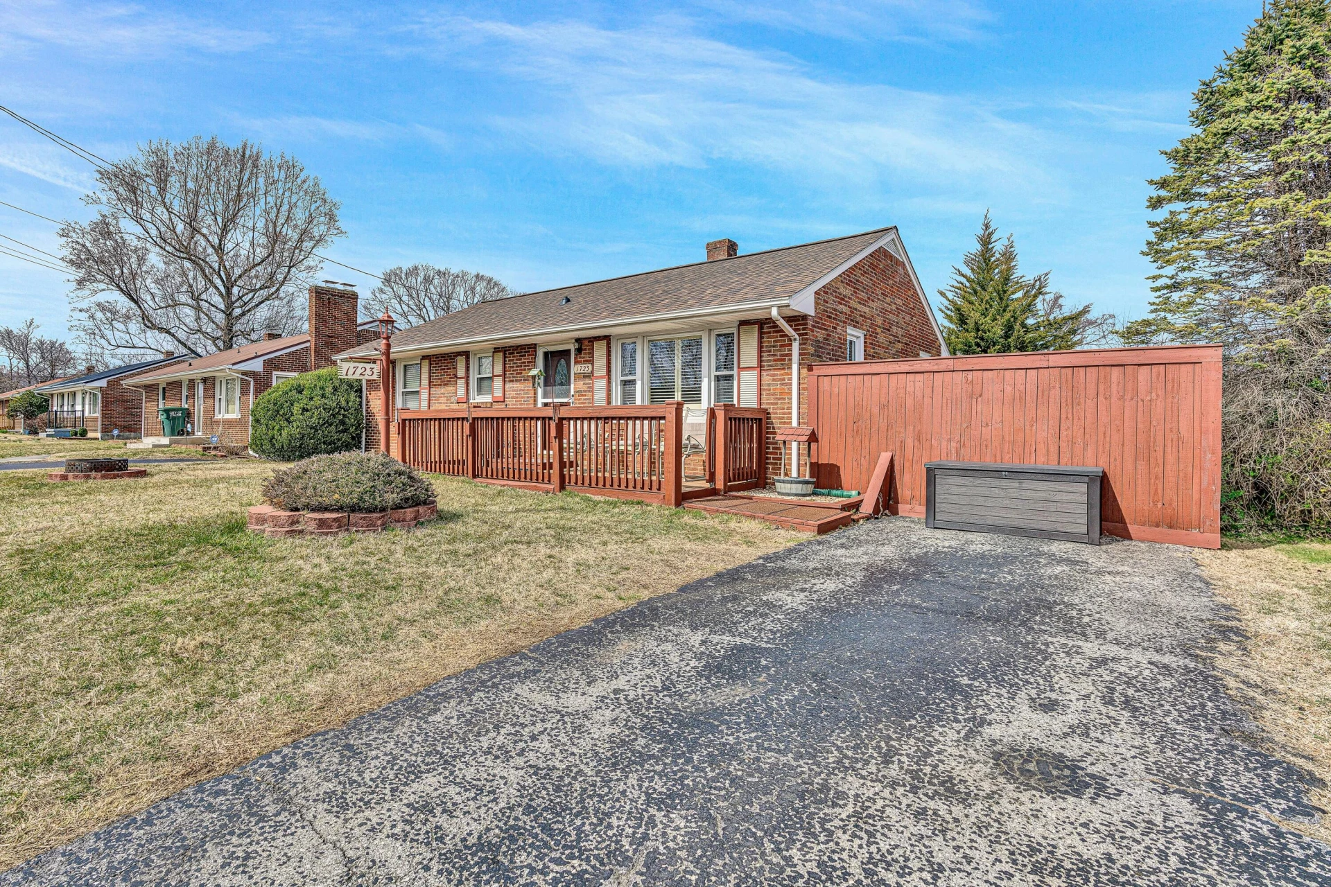 1723 Victoria ST - Photo 2
