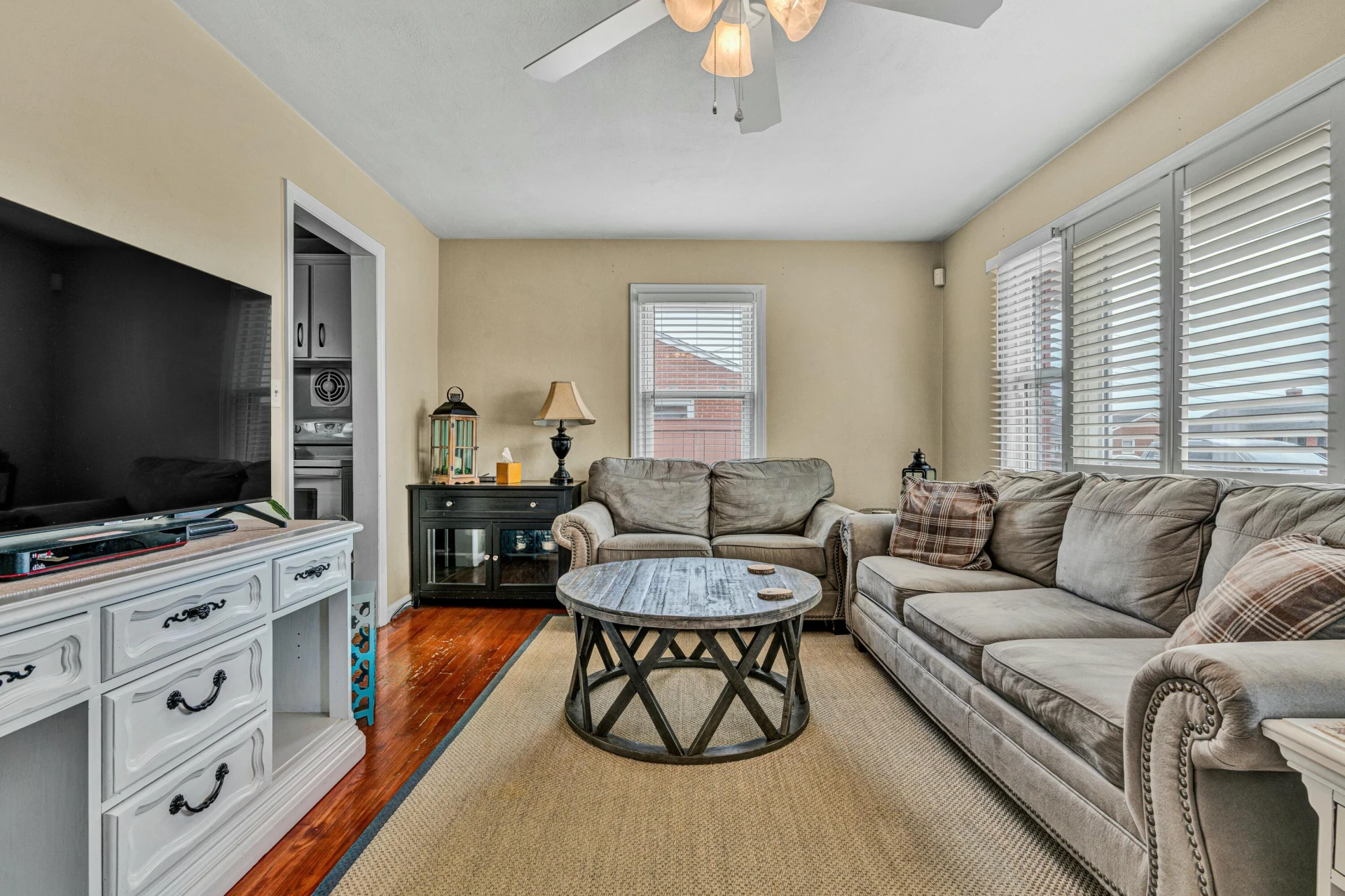 1723 Victoria ST - Photo 5