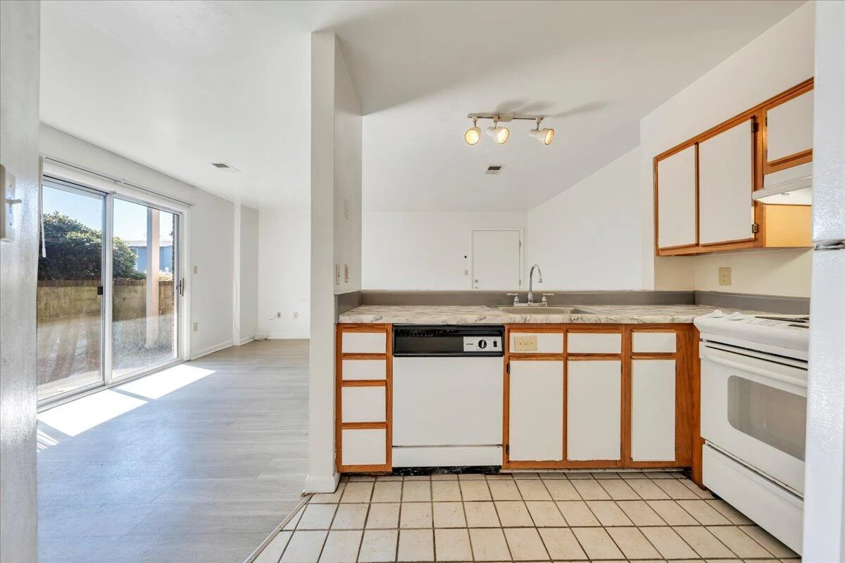 1215 Progress ST #D - Photo 7