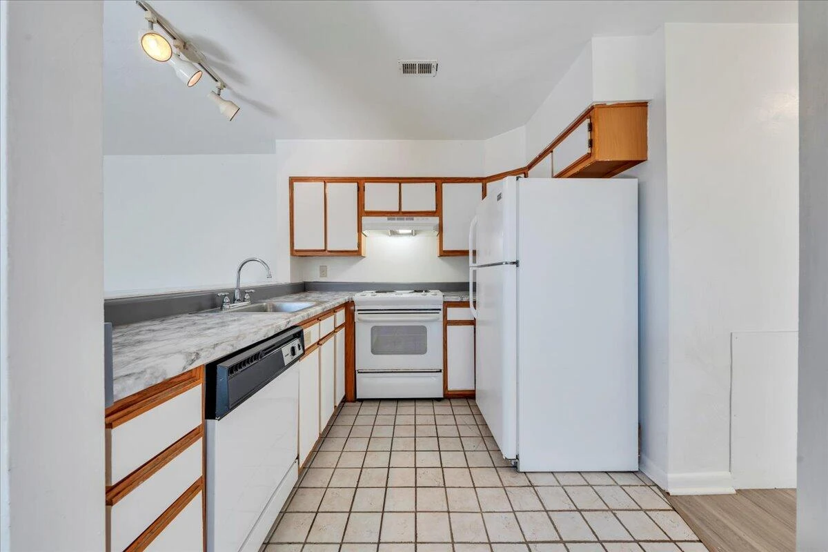 1215 Progress ST #D - Photo 8