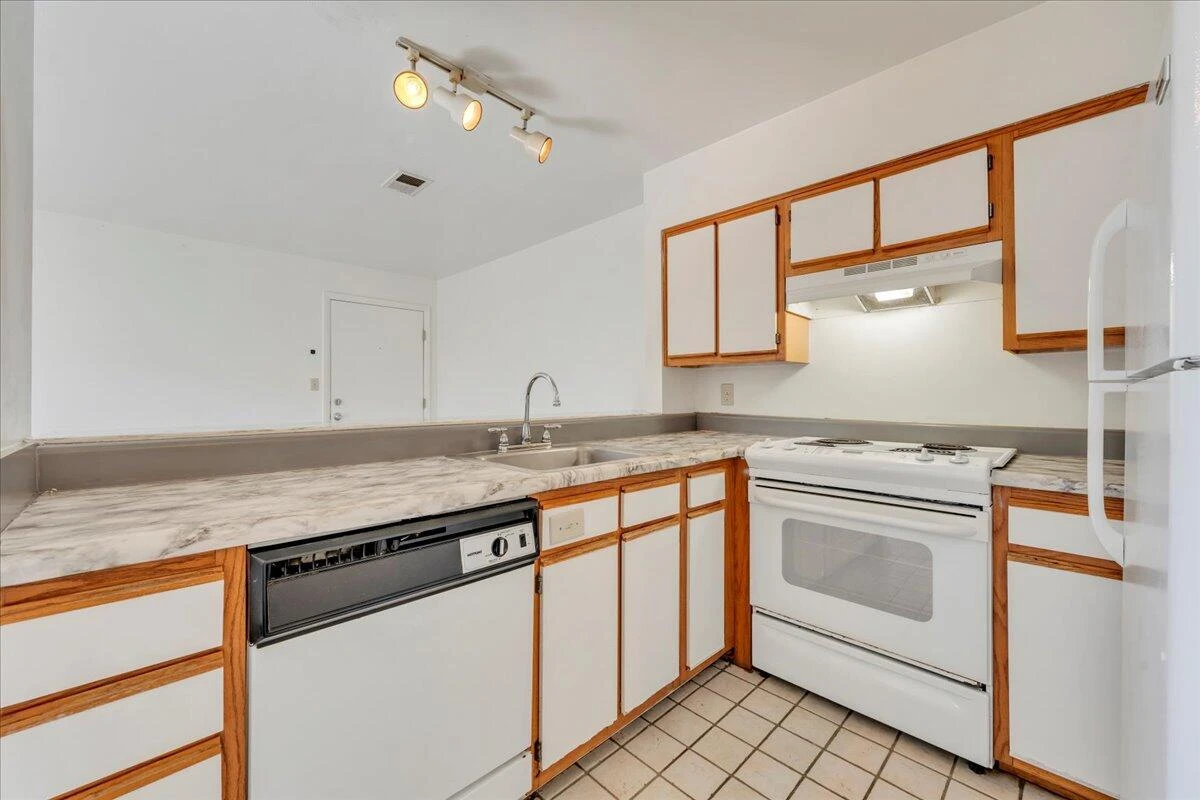 1215 Progress ST #D - Photo 9