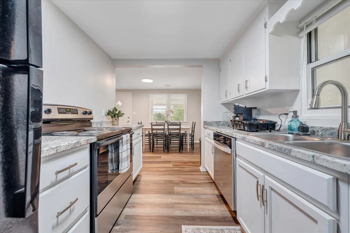 39 DAISY HILL LN - Photo 3