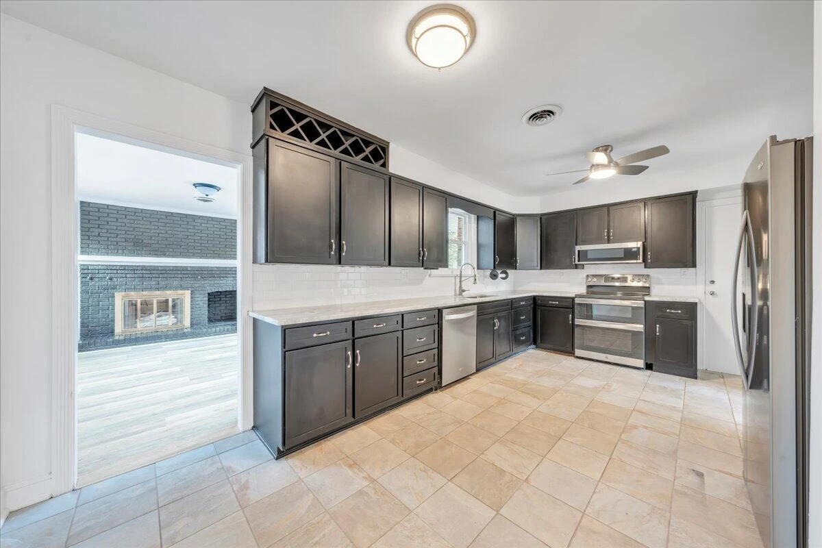 2104 Deyerle RD - Photo 4
