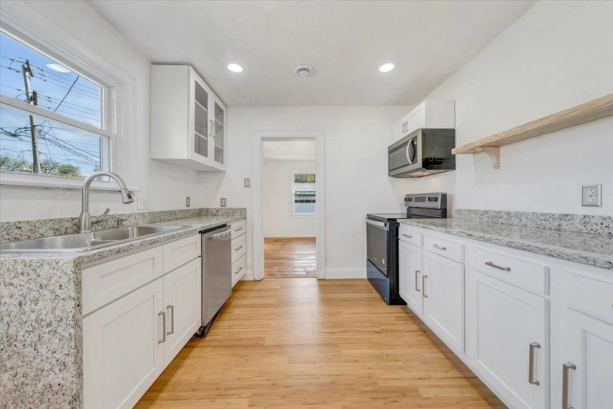 821 Kerns AVE - Photo 12