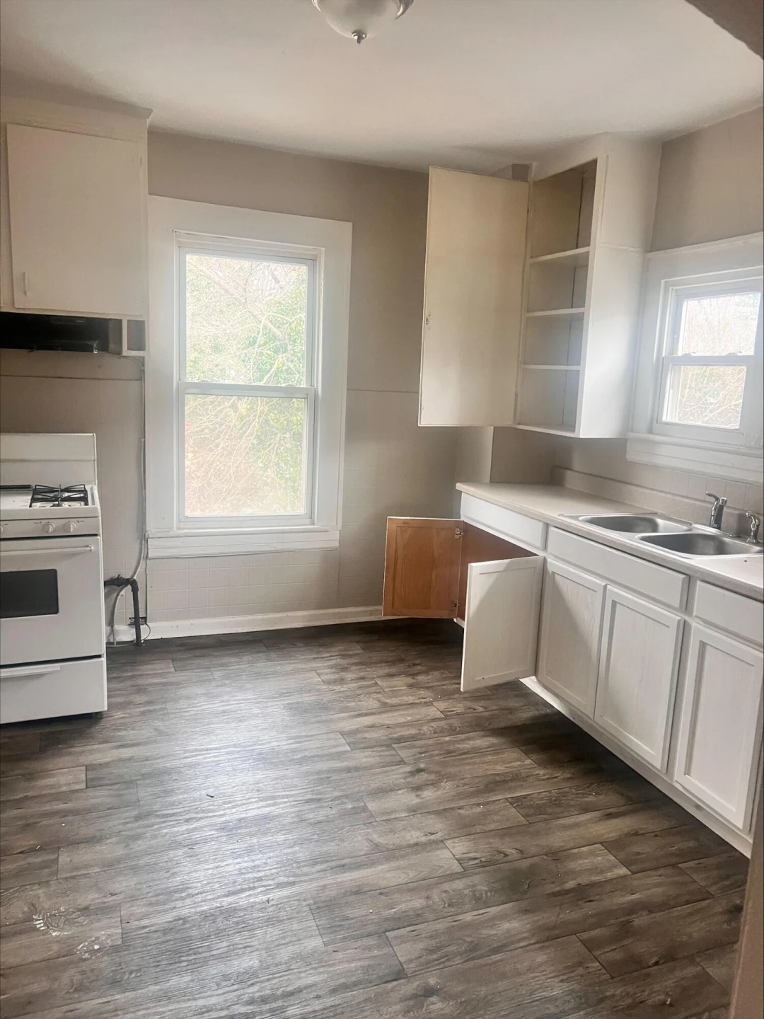 1315 Essex AVE - Photo 2