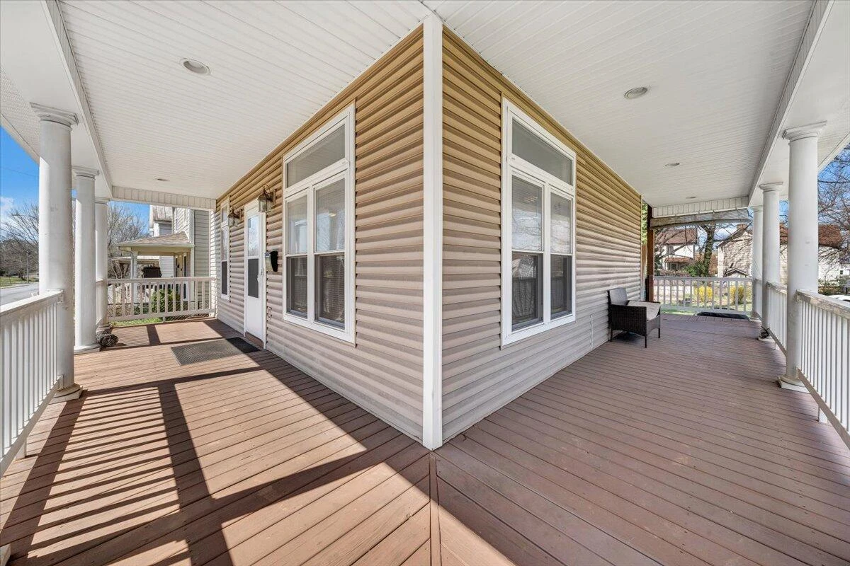 728 Jamison AVE - Photo 2