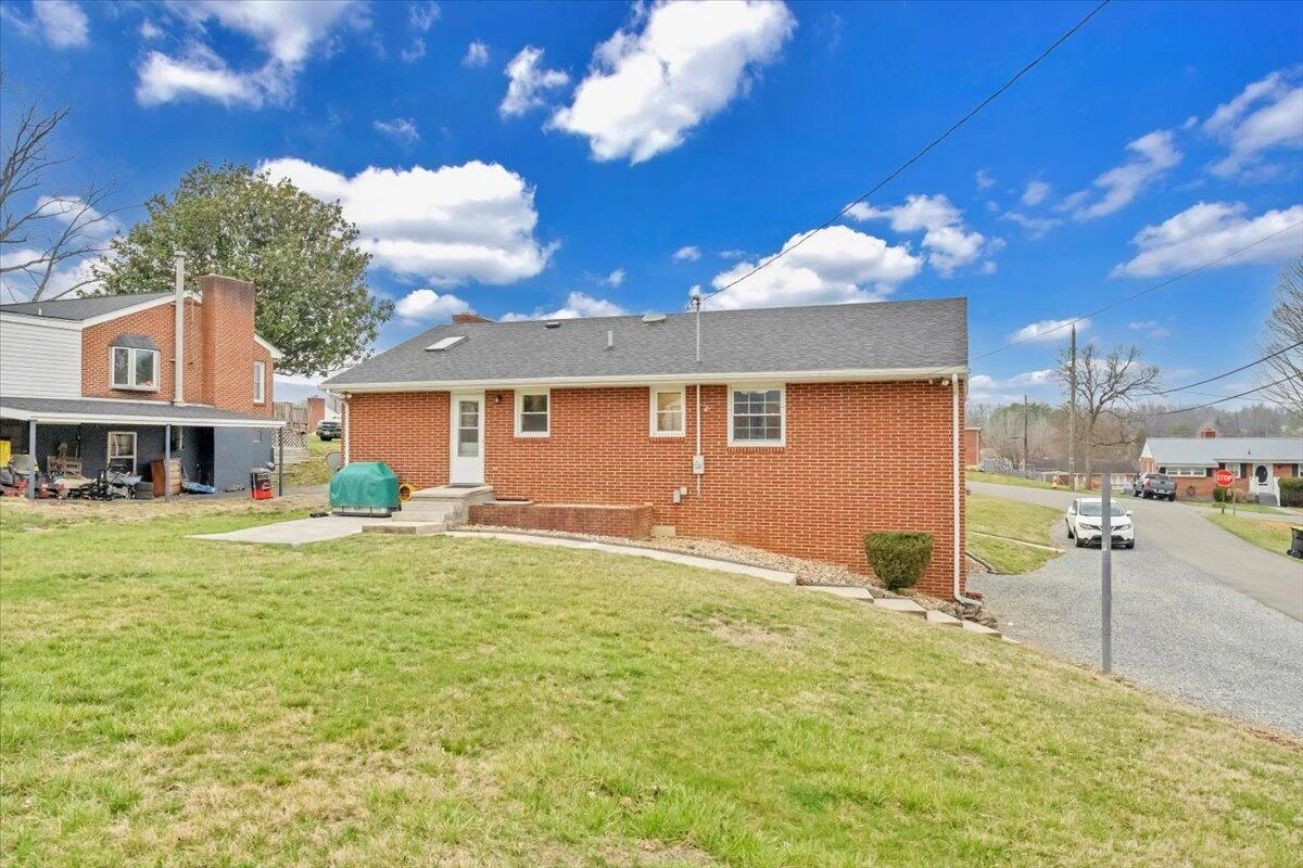 1401 Grove DR - Photo 32