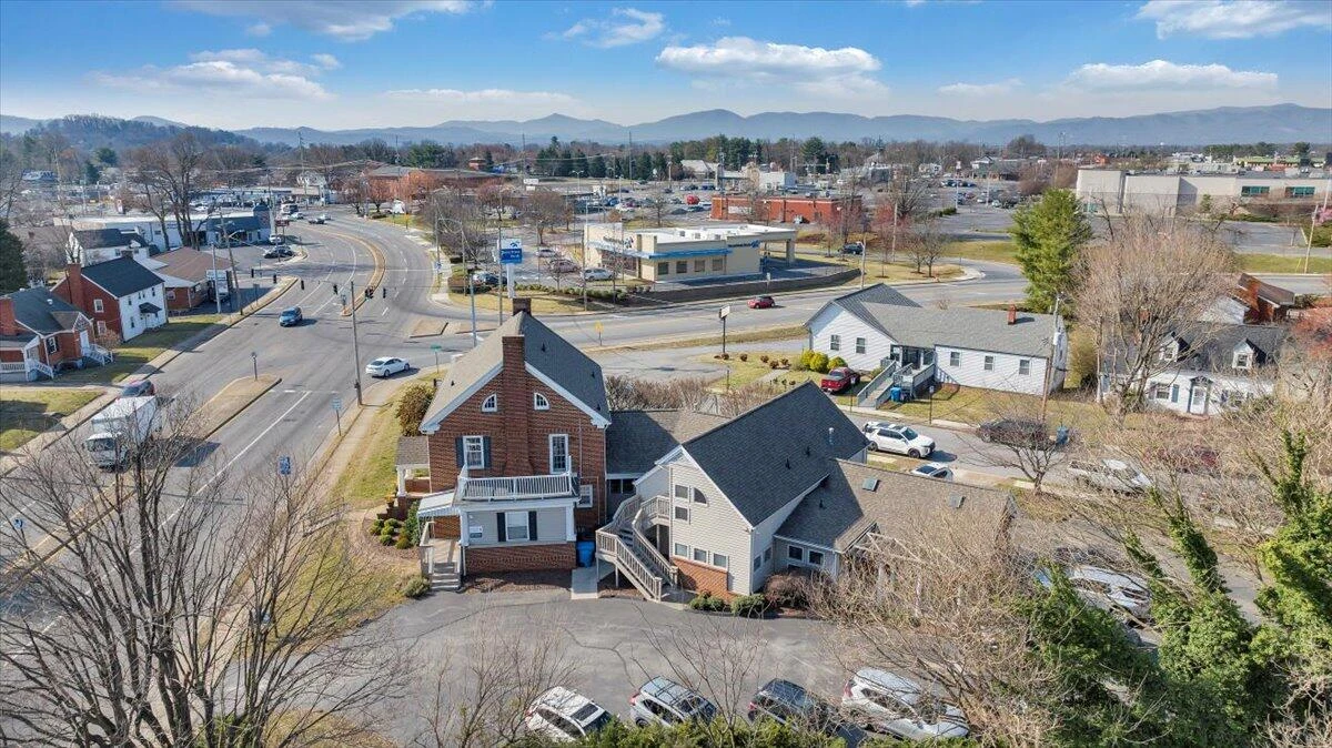 5034 Williamson RD - Photo 4