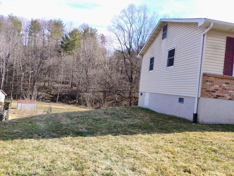7208 BENT MOUNTAIN RD - Photo 12