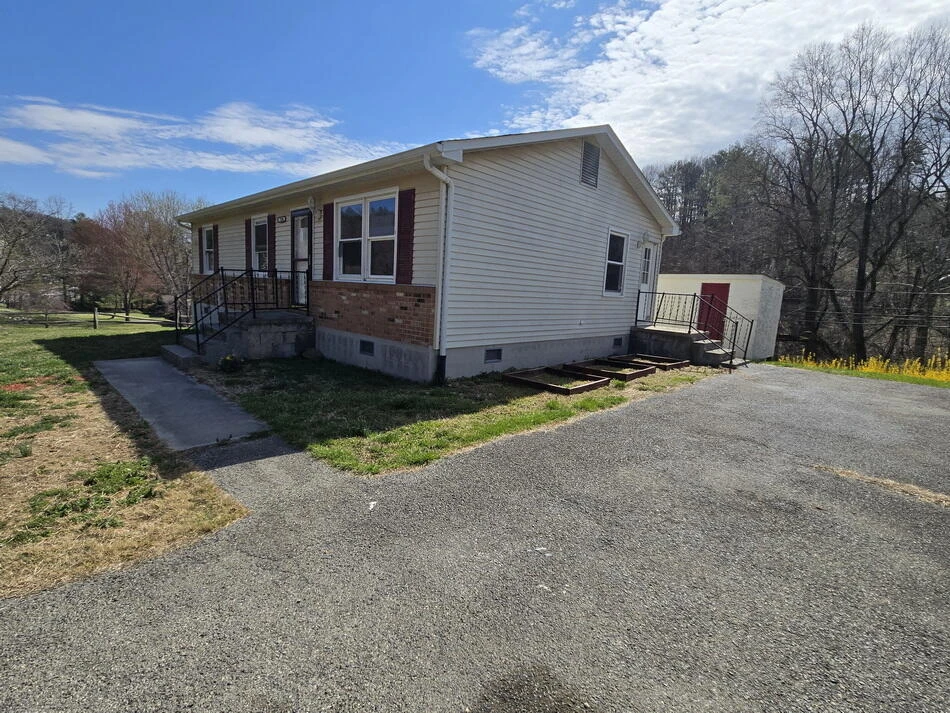 7208 BENT MOUNTAIN RD - Photo 2