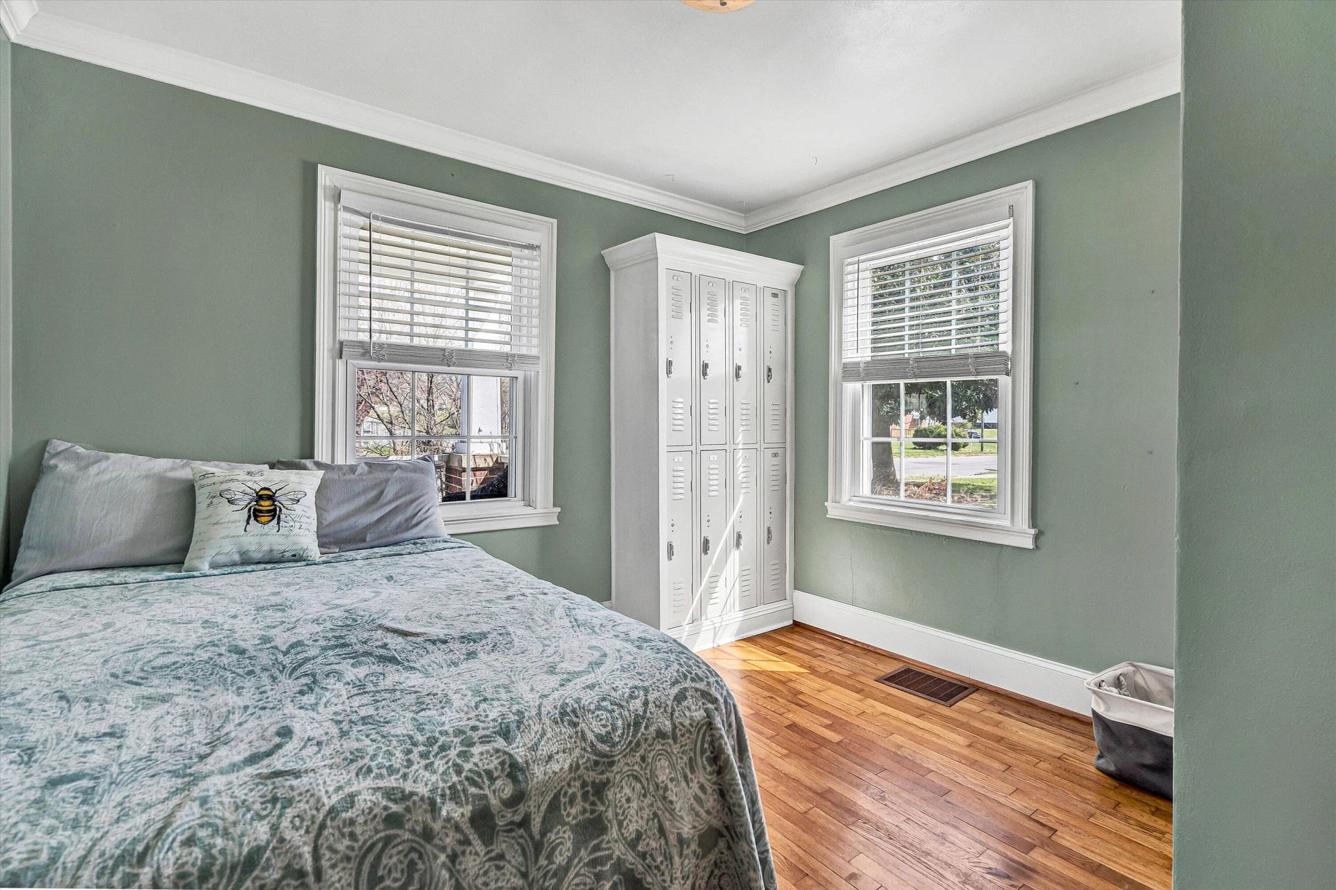 303 Goodwin AVE - Photo 16
