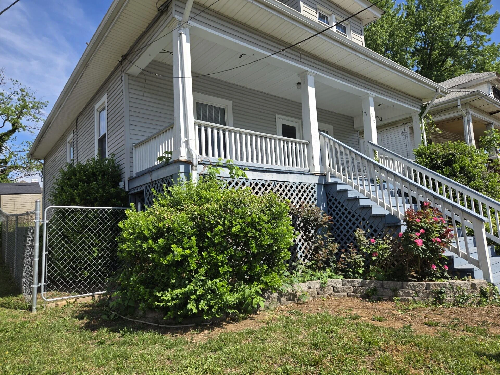 650 Montrose AVE - Photo 2