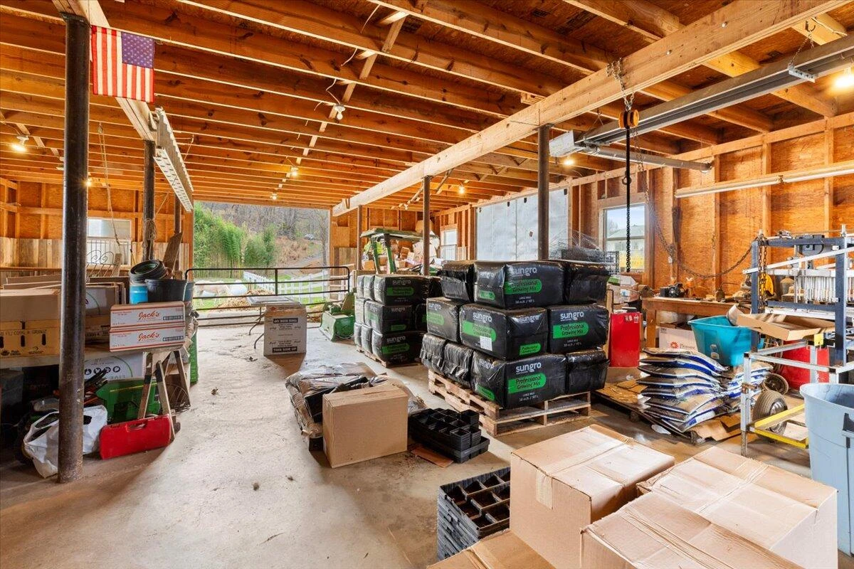 1356 Coopers Cove RD - Photo 32