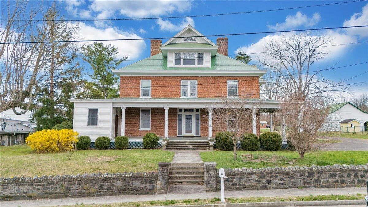 13 Giles AVE