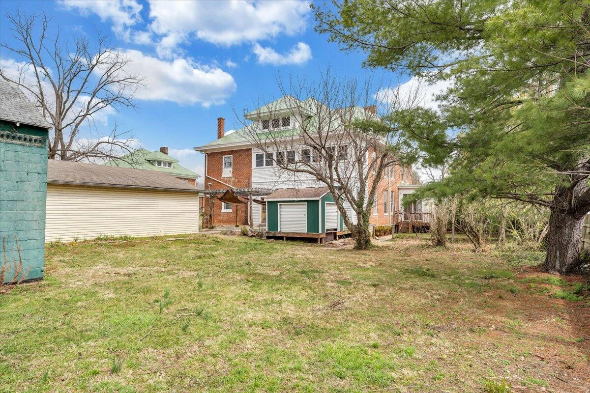 13 Giles AVE - Photo 16