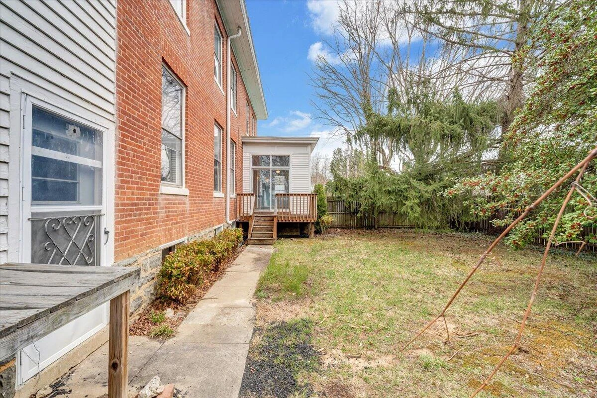 13 Giles AVE - Photo 17