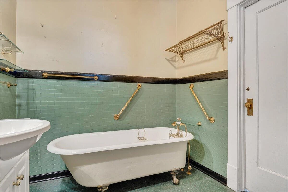 13 Giles AVE - Photo 48