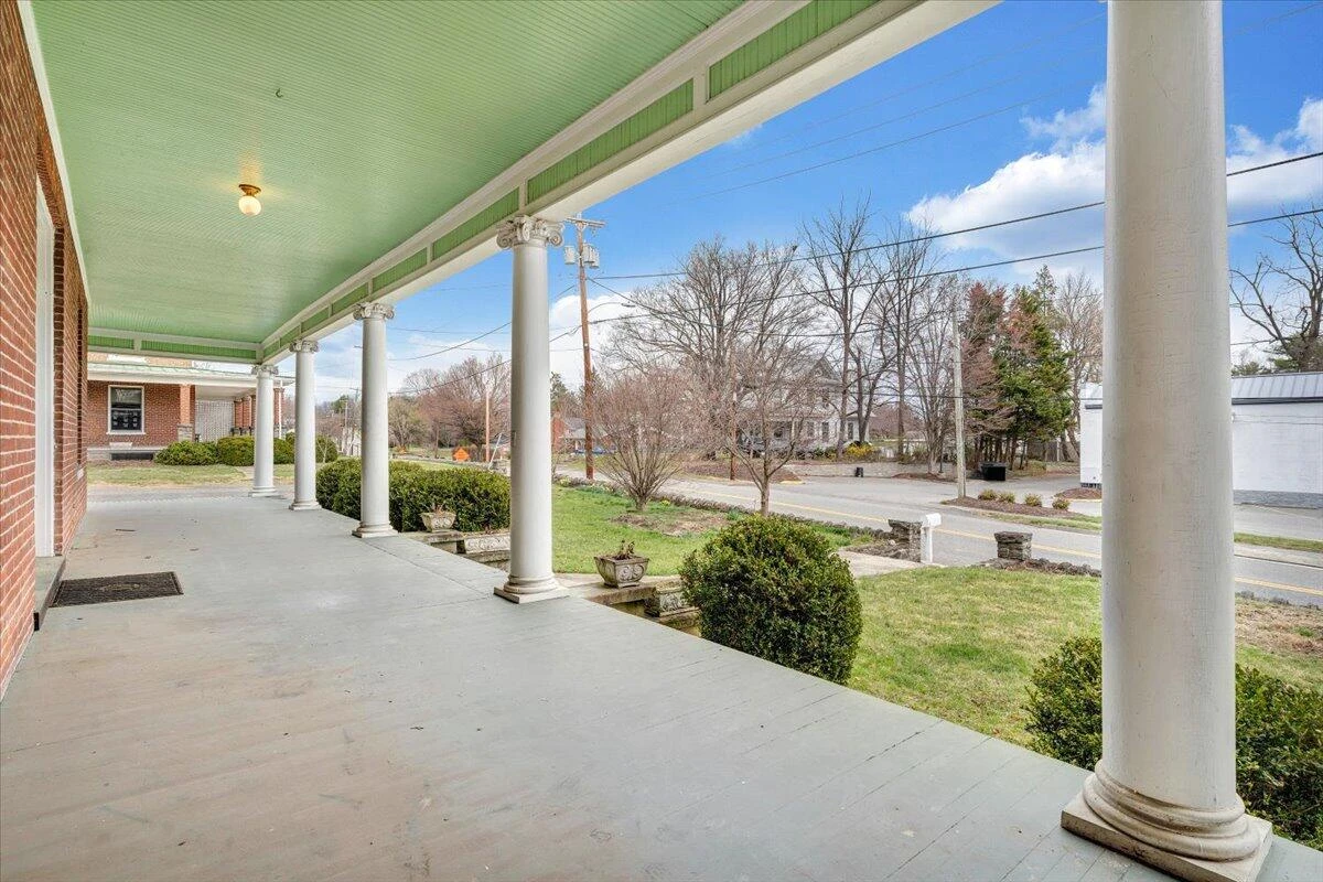 13 Giles AVE - Photo 5