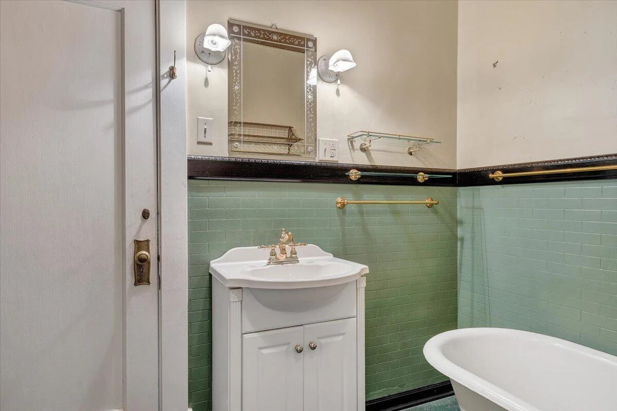 13 Giles AVE - Photo 50