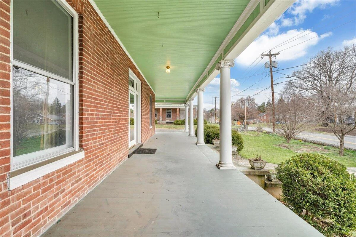 13 Giles AVE - Photo 6