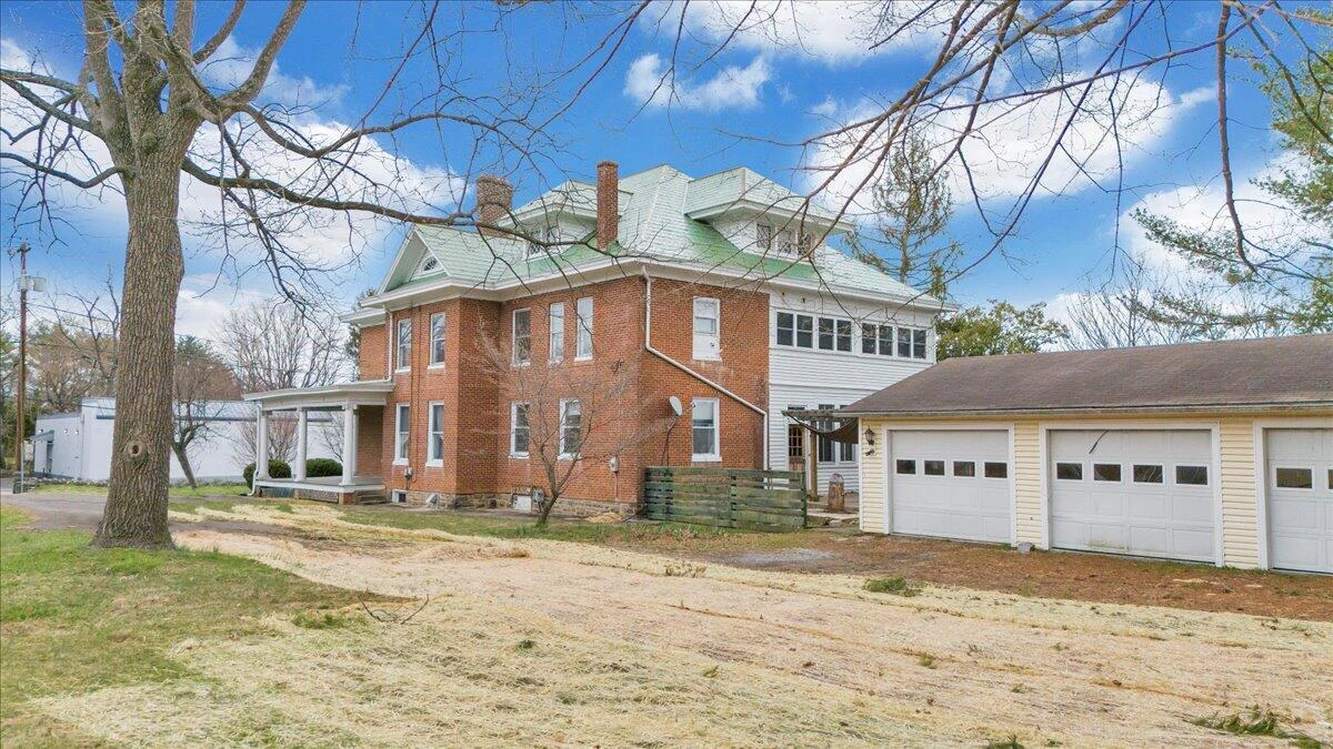 13 Giles AVE - Photo 8