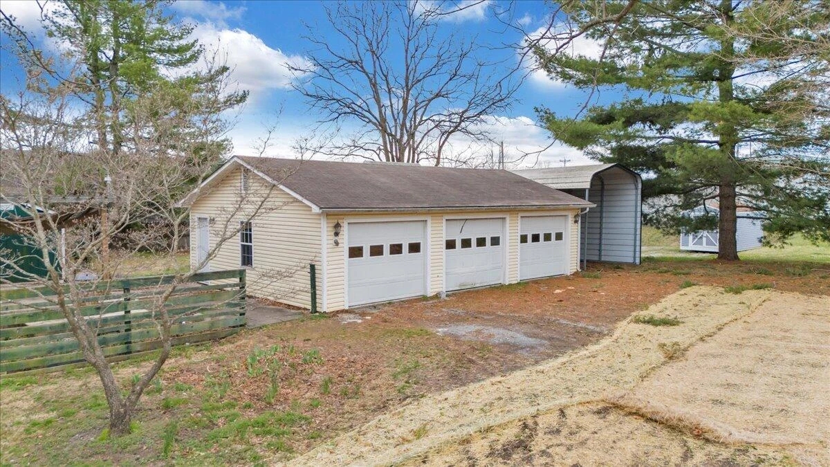 13 Giles AVE - Photo 97