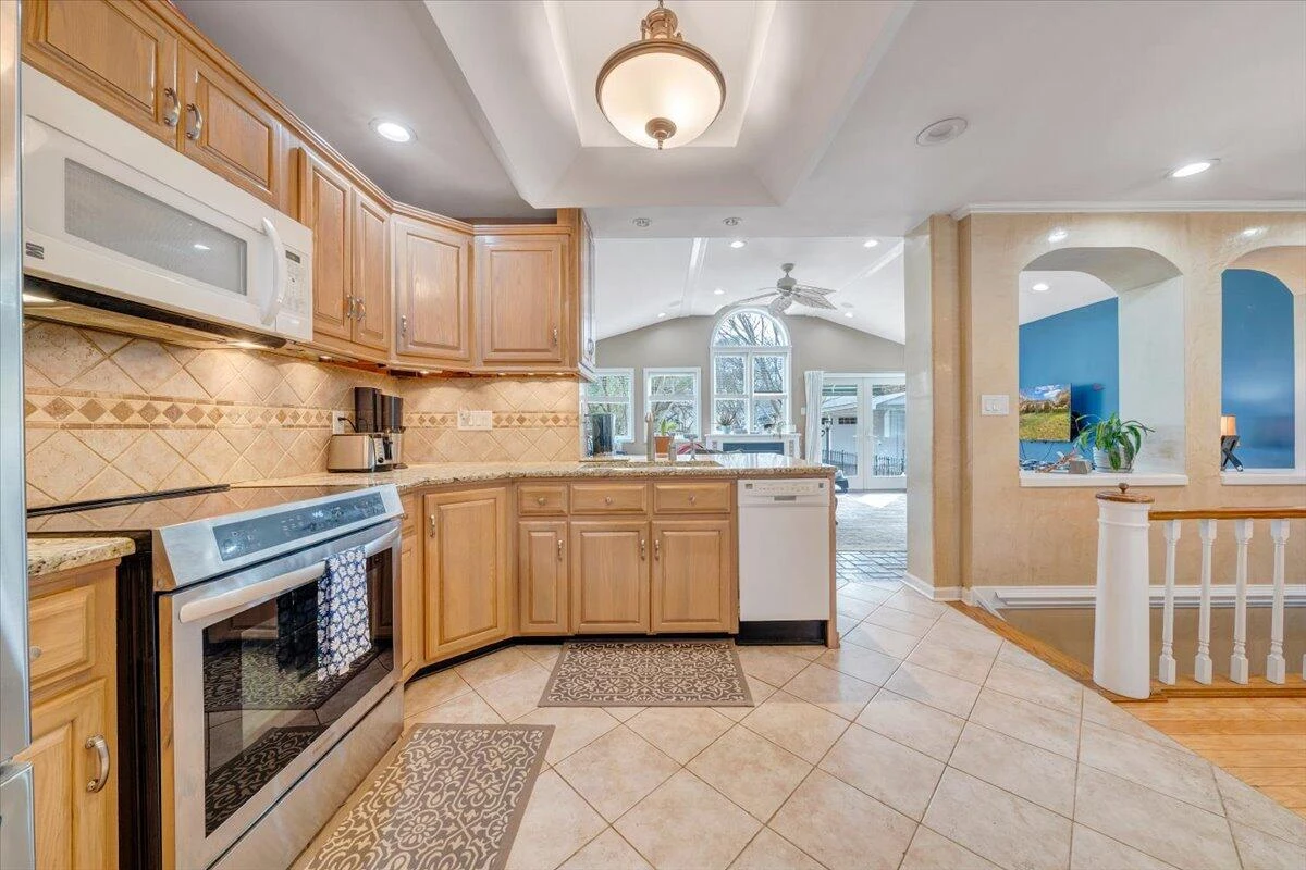 548 Holiday RD - Photo 16
