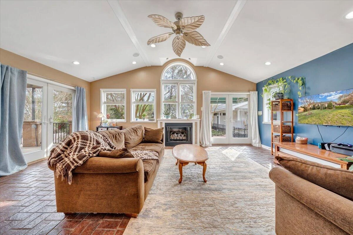 548 Holiday RD - Photo 17