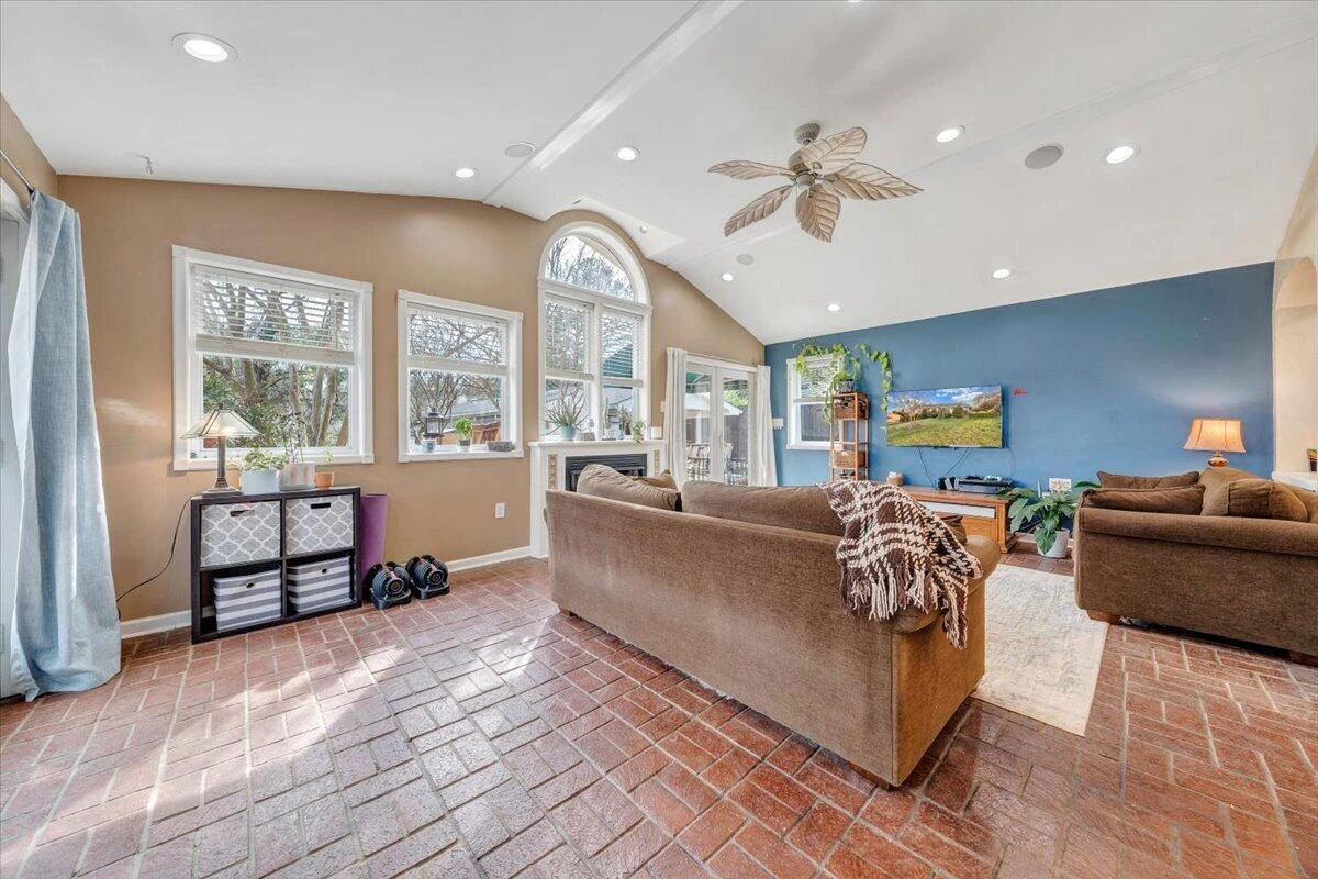 548 Holiday RD - Photo 18