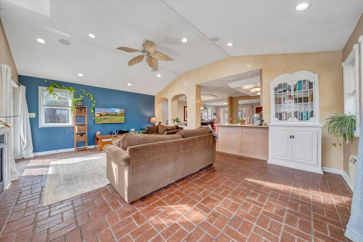 548 Holiday RD - Photo 19