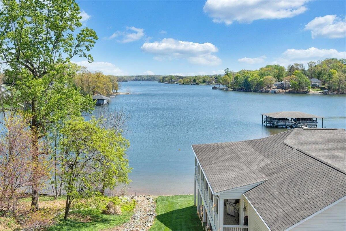 81 Lighthouse LN