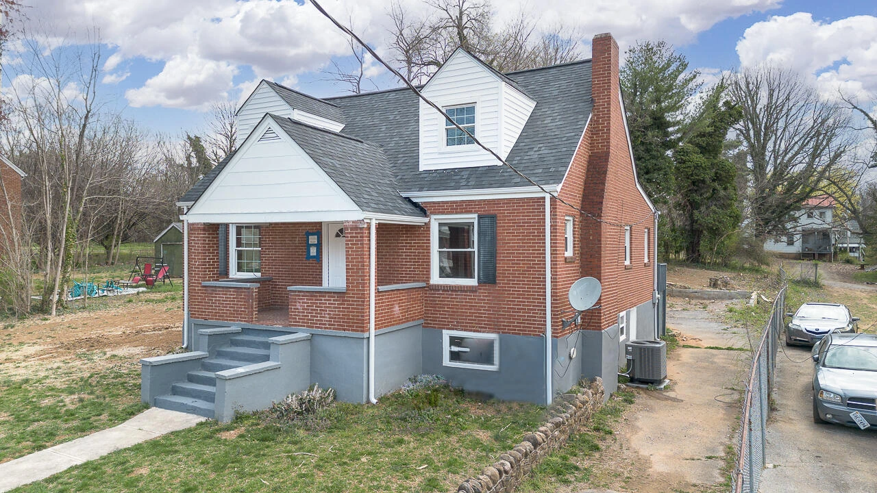 1215 Crescent ST