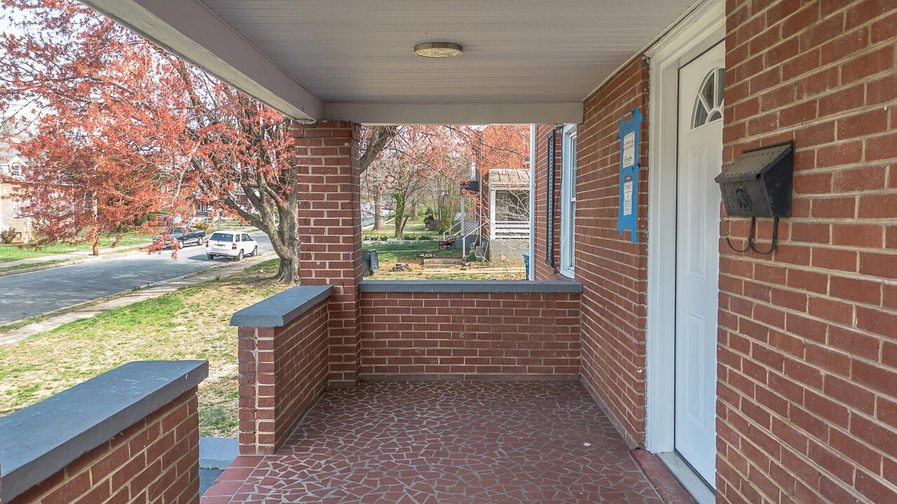 1215 Crescent ST - Photo 11