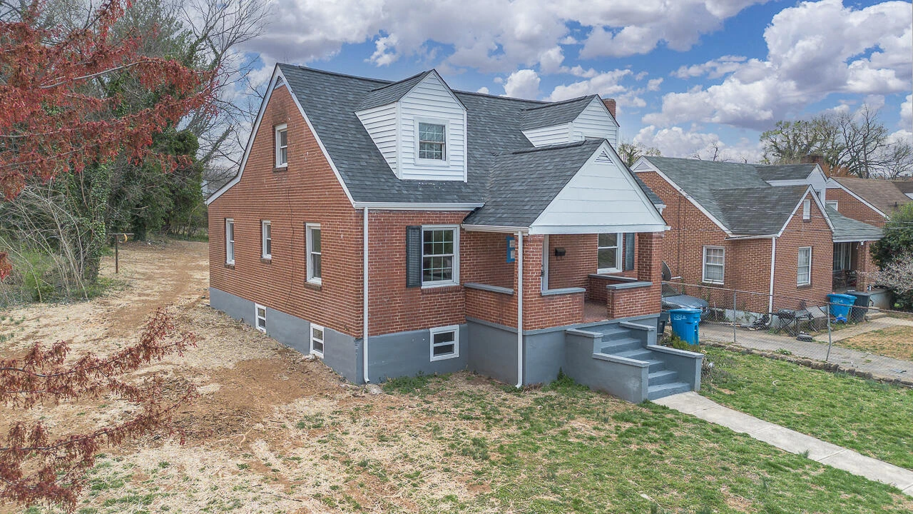 1215 Crescent ST - Photo 2