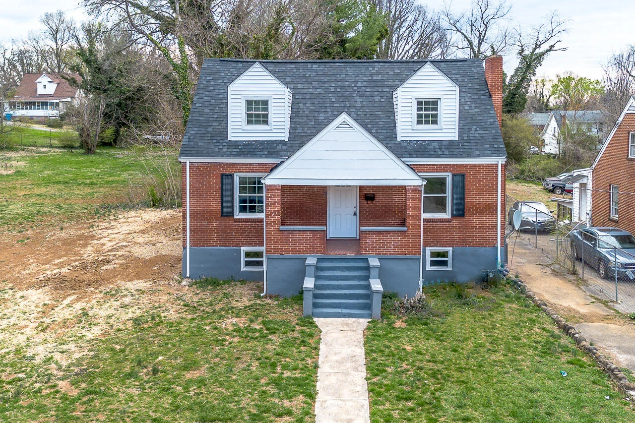 1215 Crescent ST - Photo 3